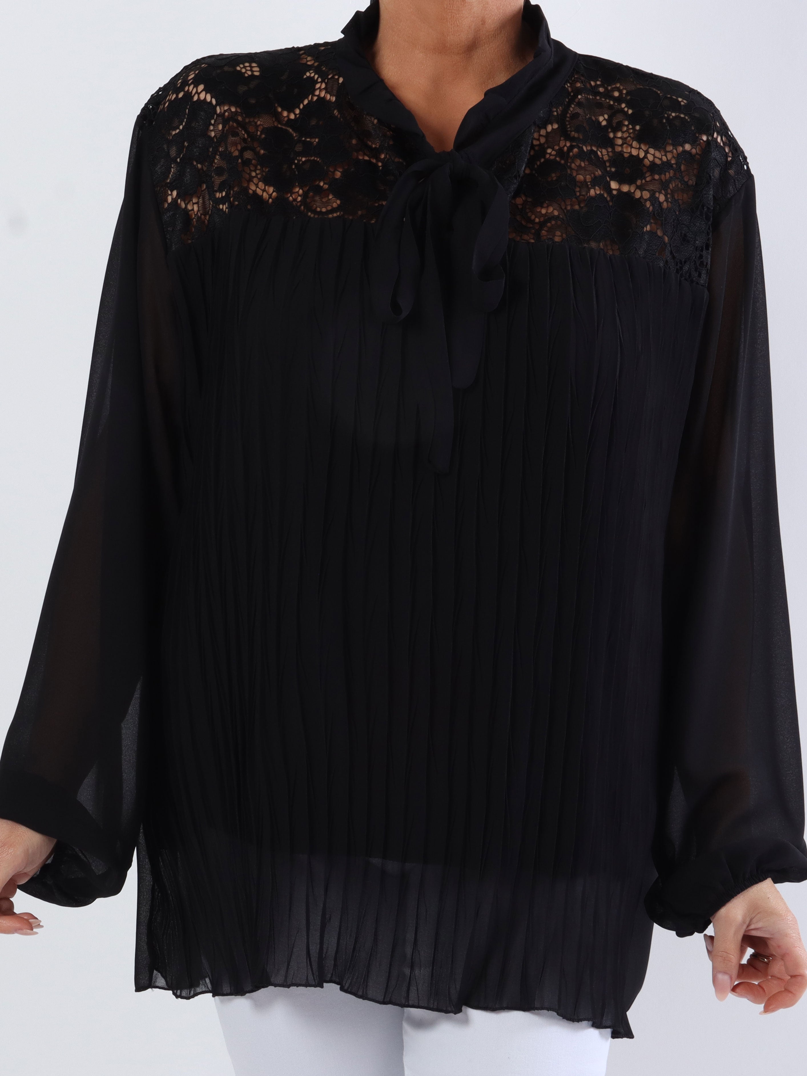Iris - Söt plus size topp med spets och veck